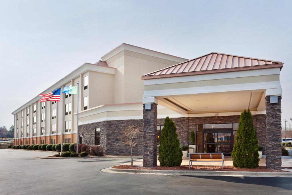 Holiday Inn Express Greensboro-I-40 at Wendover an IHG Hotel Main image 1