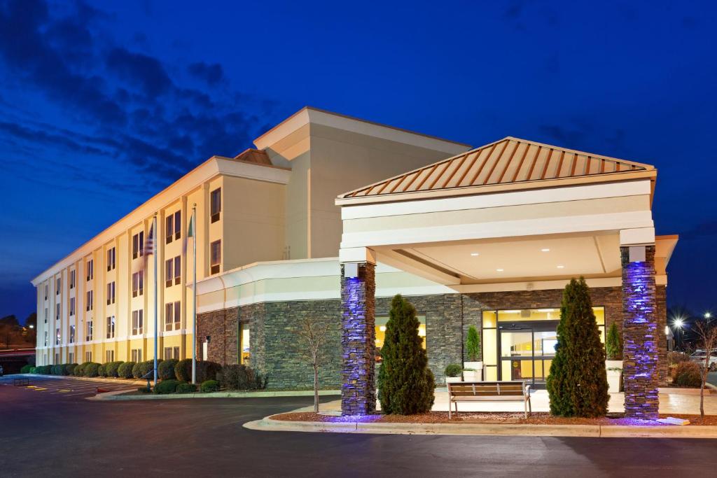 Holiday Inn Express Greensboro-I-40 at Wendover an IHG Hotel Main image 2